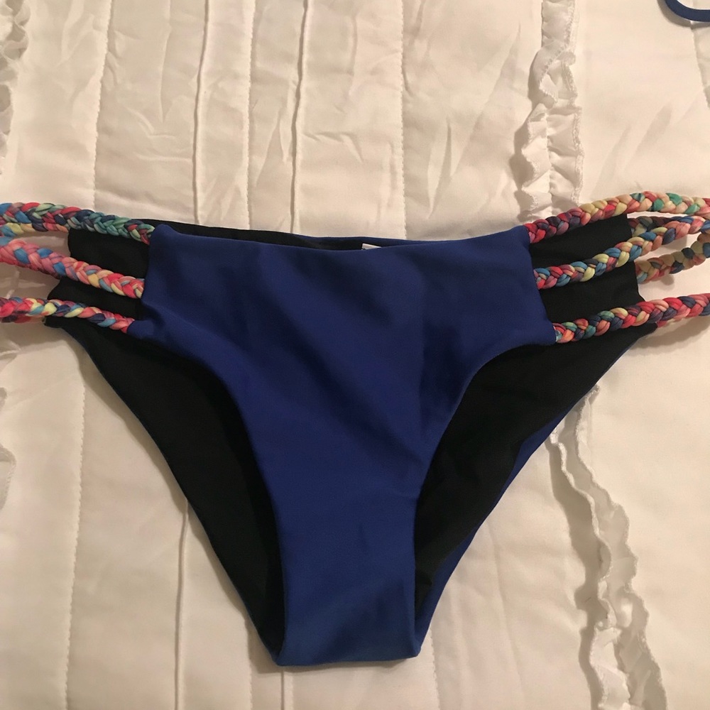 Bikini - Picture 4 of 5